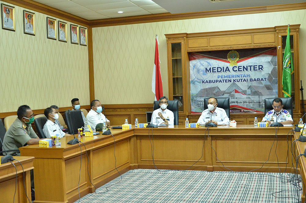 Turut Peduli Penuhi Kebutuhan Publik, Dua Perusahaan Siap Perbaiki Jalan Poros Kampung Sendawar